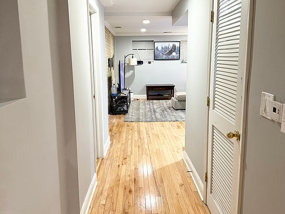5th image of 3037 W Belle Plaine Ave #G