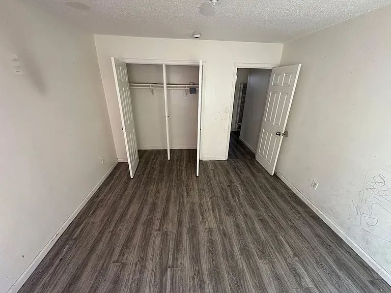 939 W 82nd St #2 — Photo 6