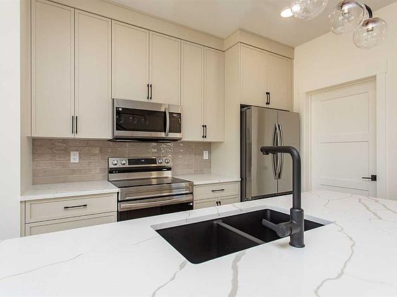 4th image of 60 E Emmett Cres
