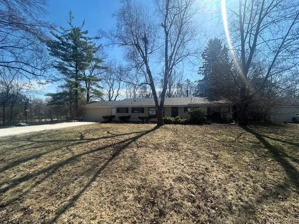 5303 W Briarcliff Knoll Dr, West Bloomfield, MI 48322