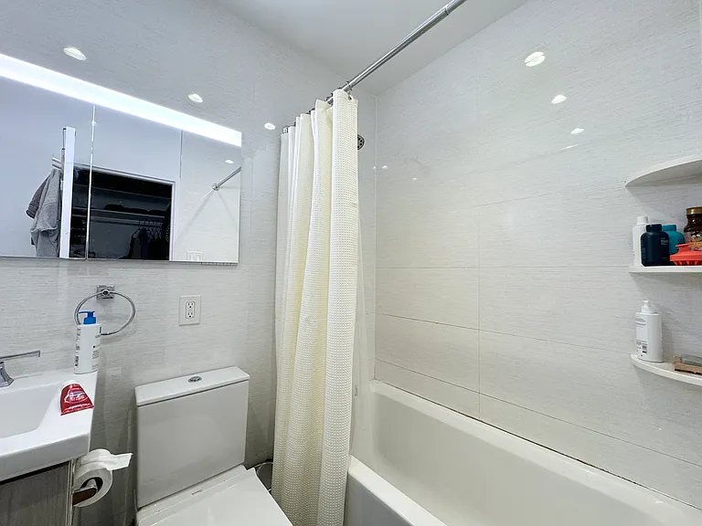 433 W 43rd St #5E — Photo 9