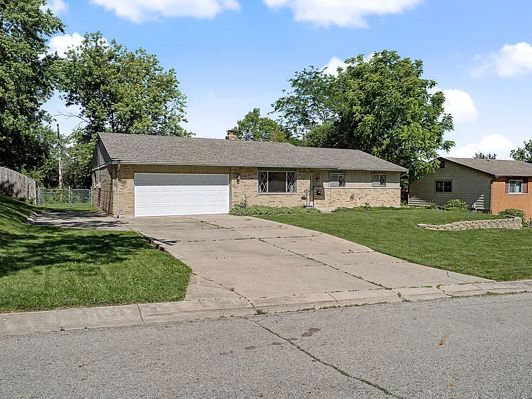 819 Gleneagle Dr — Photo 2