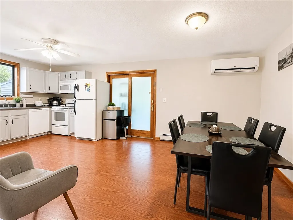 3 bed, 1176 sqft, $4,000 — Photo 4