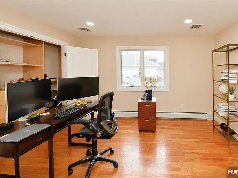 1056 Edgewood Ln — Photo 26