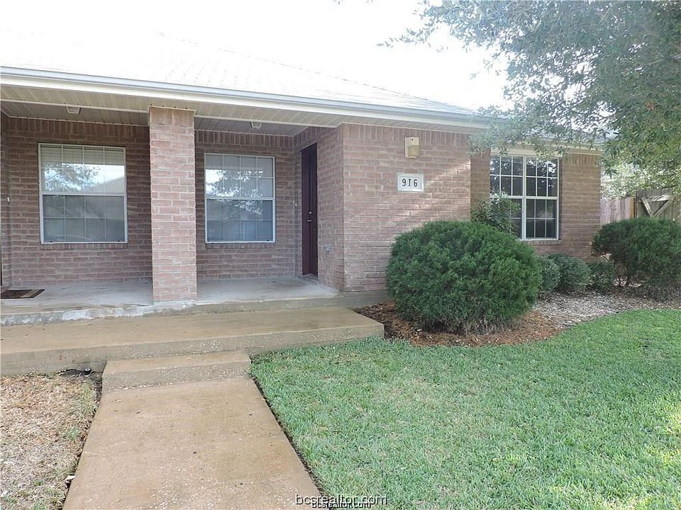 1st image of 916 Crepe Myrtle St