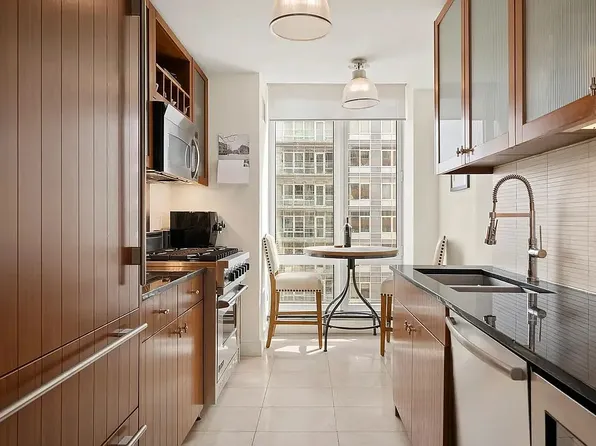 250 E 53rd St APT 2702, New York, NY 10022