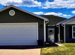 703 Oak Tree Ln, Belpre, OH 45714