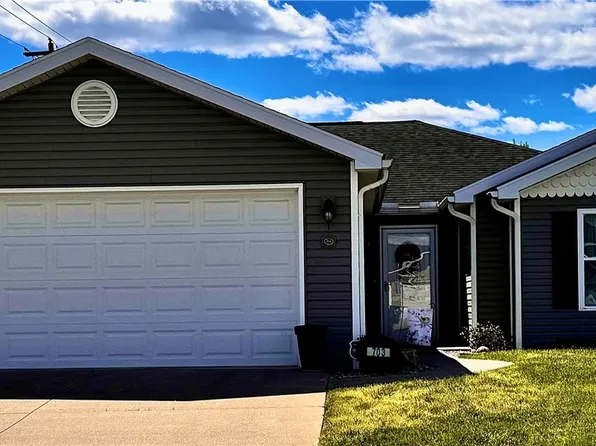 703 Oak Tree Ln, Belpre, OH 45714