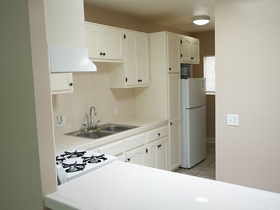 2nd image of 1420 1/2 Marcelina Ave APT 2