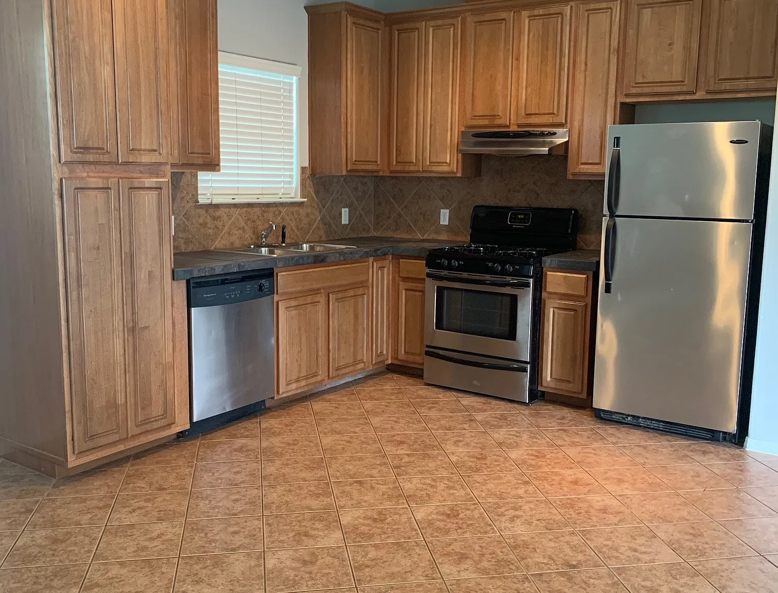 2 bed, 850 sqft, $2,000 — Photo 2