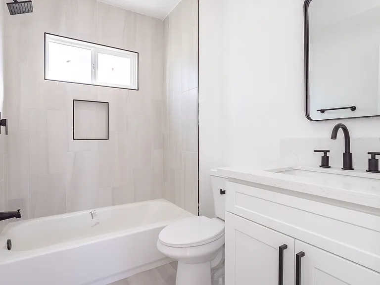 11604 Haynes St — Photo 6