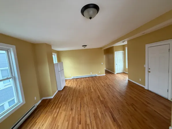 691 S Main St APT 3, Waterbury, CT 06706