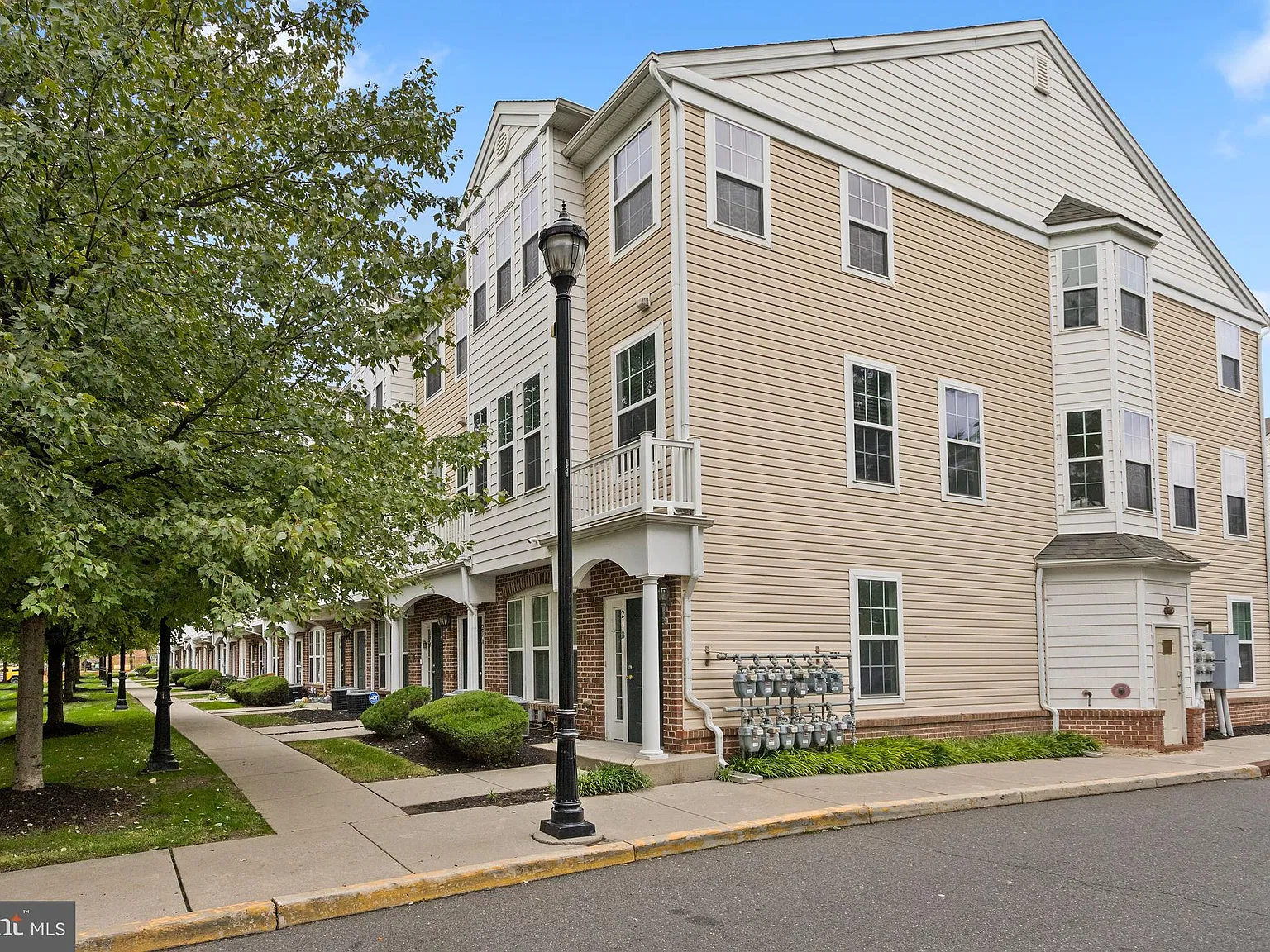 3 bed, 2.5 bath, 1932 sqft, $2,900 — Photo 1