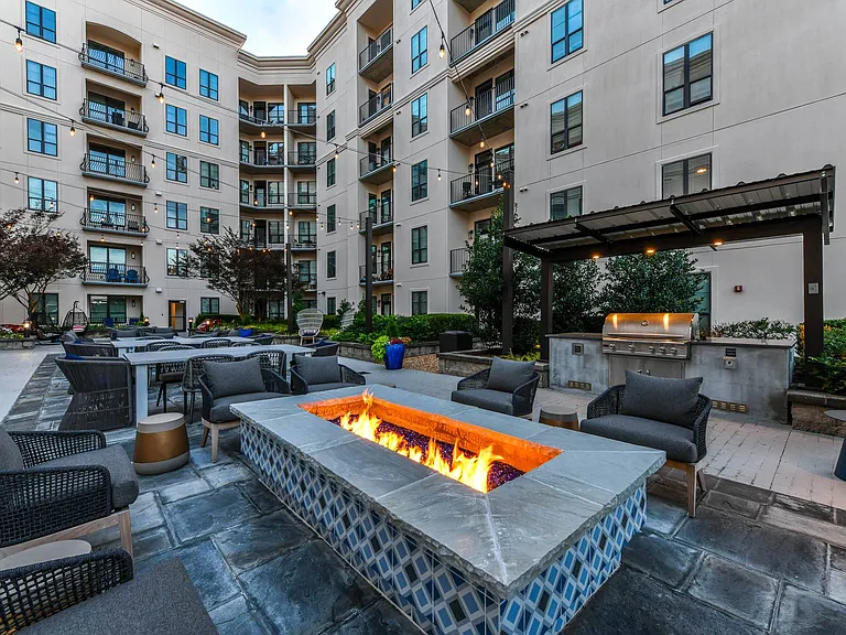 92 West Paces Luxury Apartments — Photo 31