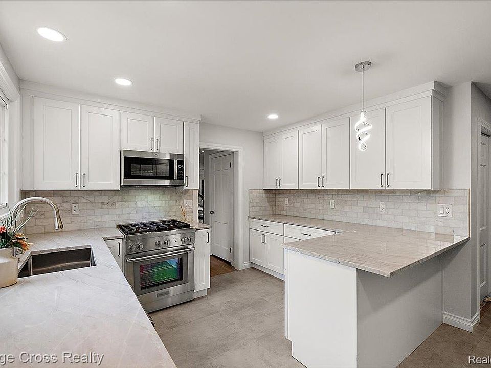 330 N Cranbrook Cross Rd, photo 2