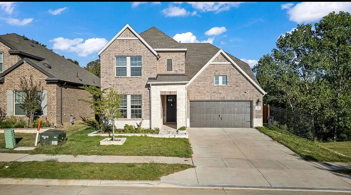 1529 Woodford Pl — Photo 1