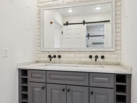 4th image of 3323 Lealand Ln