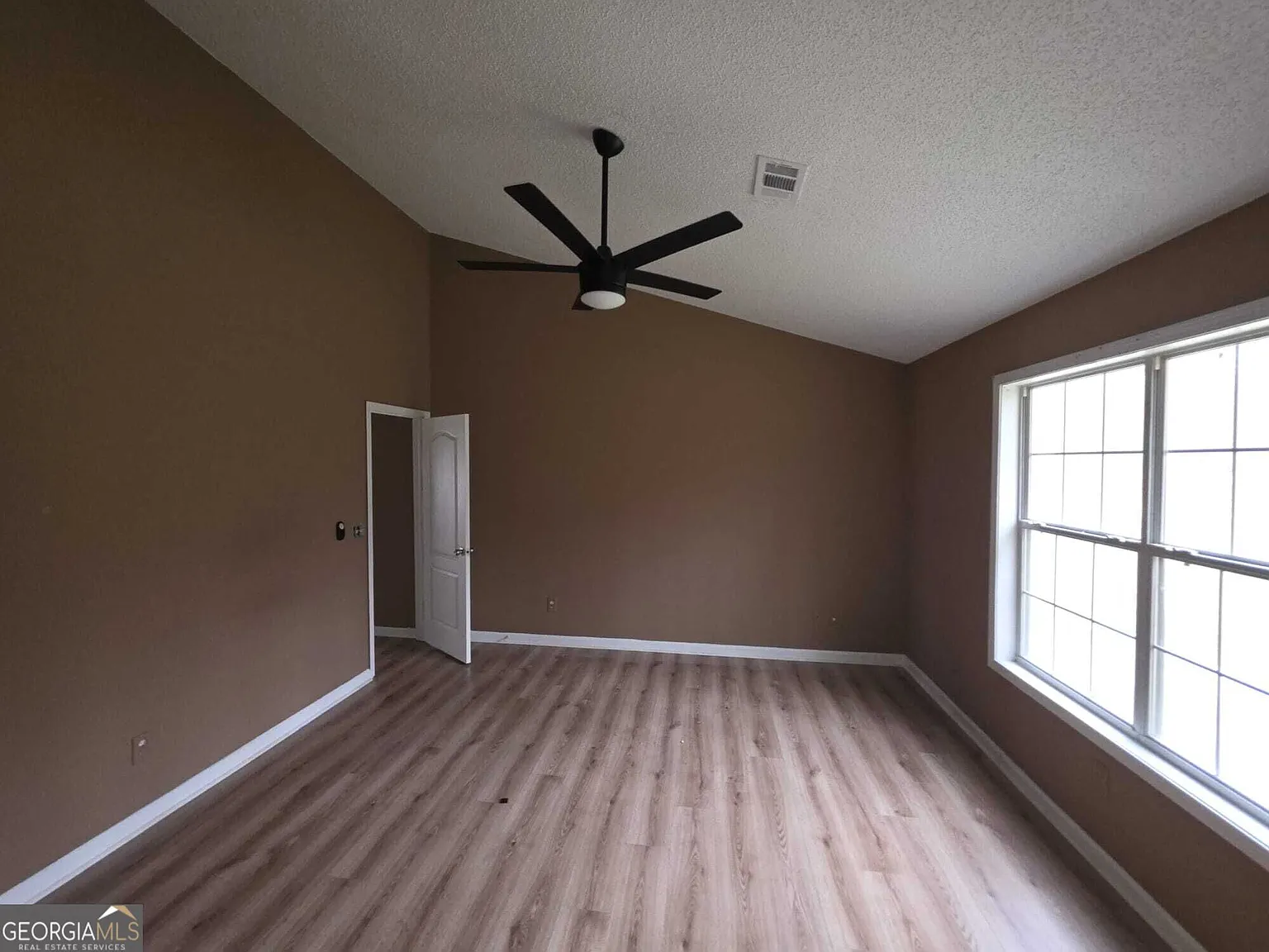 3 bed, 2.0 bath, 1450 sqft, $2,000 — Photo 2