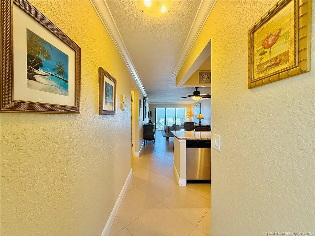 2 bed, 2.0 bath, 1053 sqft, $5,300 — Photo 2