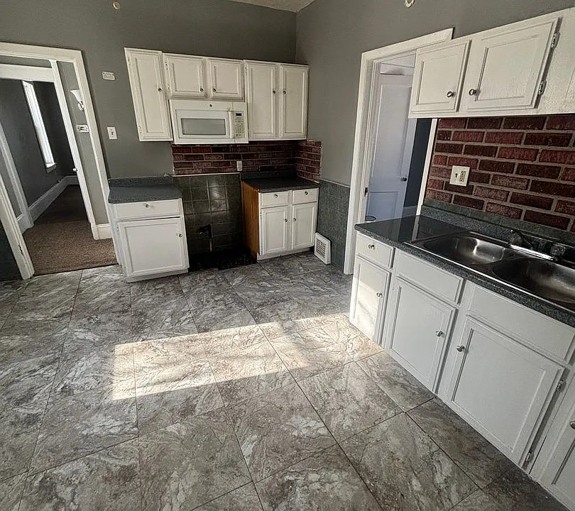 365 E 161 ST