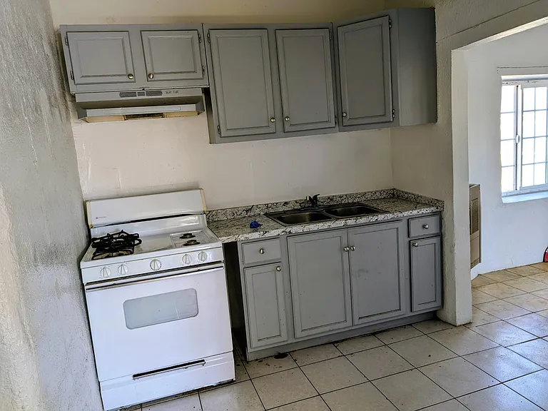 517 E White St — Photo 3