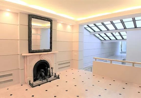 3rd image of 331 E 83rd St #1