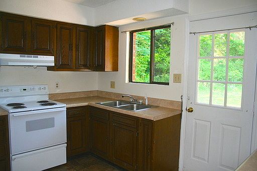 5th image of 102 Heritage Dr