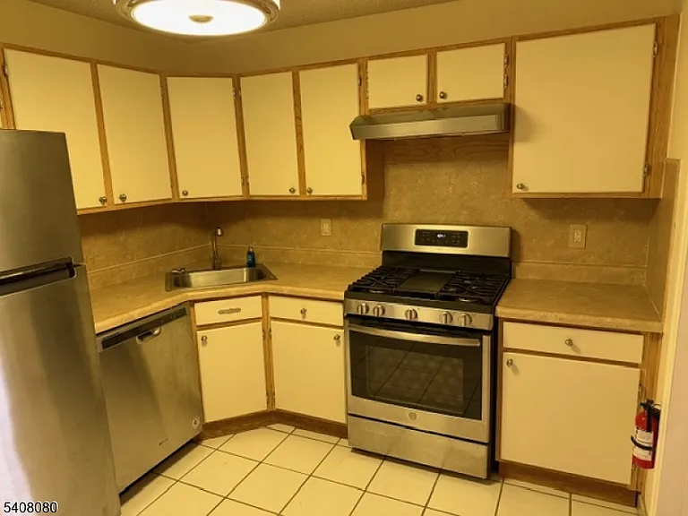 540 Holly Ct — Photo 4