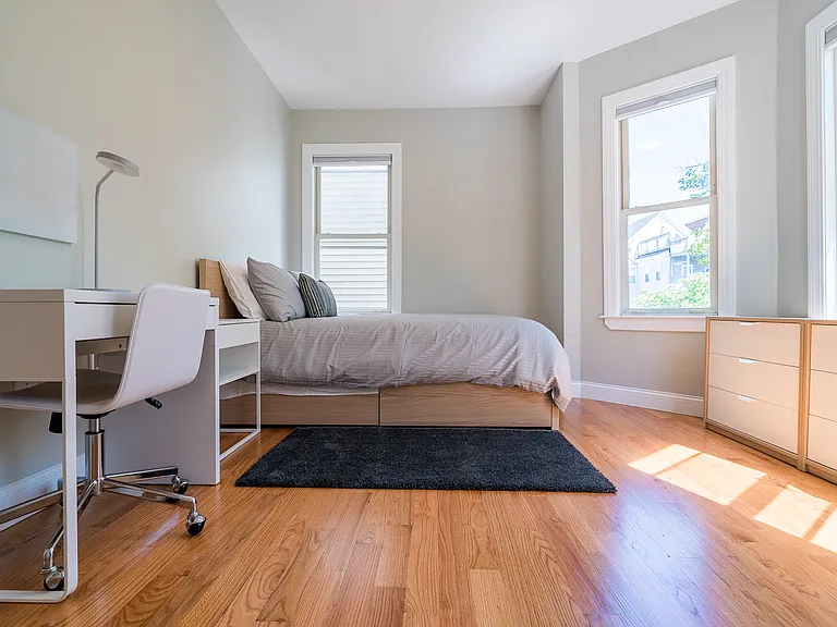 728 E 2nd St #4 — Photo 11