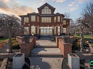 17725 Parke Ln, Grosse Ile, MI 48138