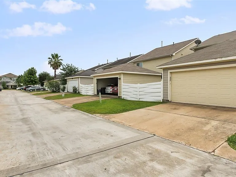 11736 Chanteloup Dr — Photo 21