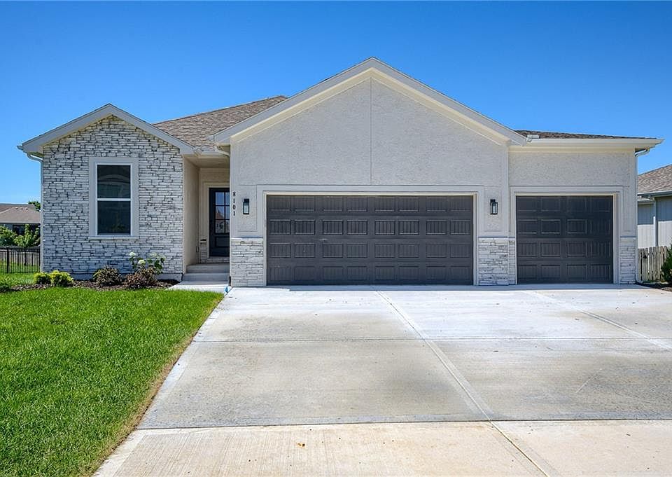 1st image of 8101 SE Holly Dr