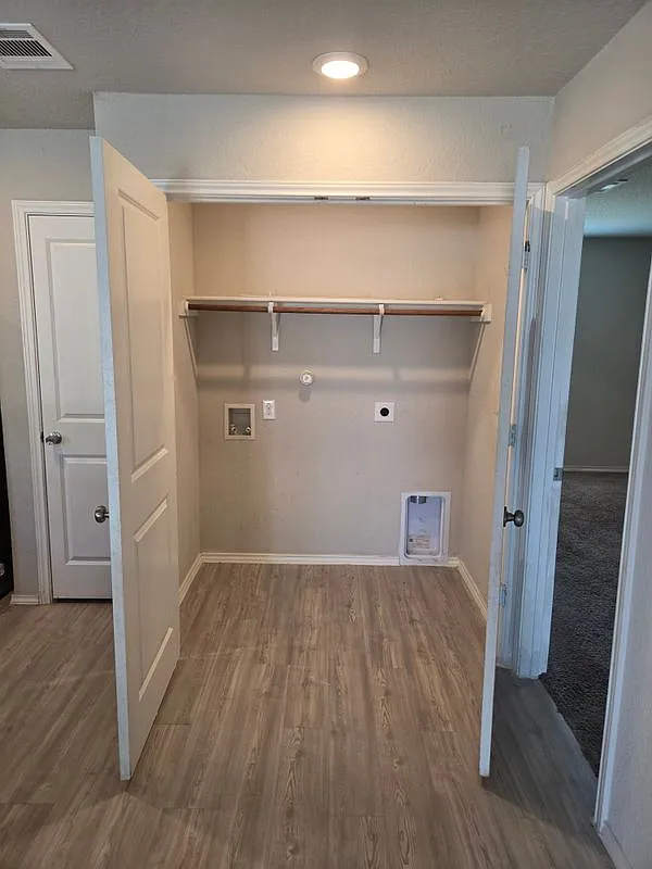 4 bed, 2.5 bath, 1950 sqft, $1,600 — Photo 2