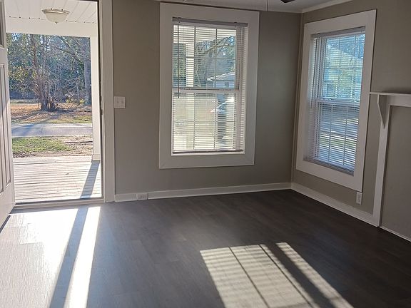 4th image of 408 Easterling St