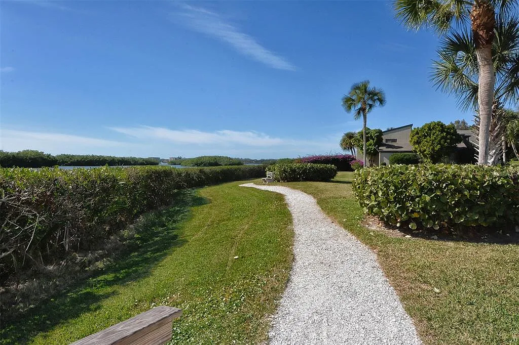 2 bed, 1112 sqft, $2,000 — Photo 3