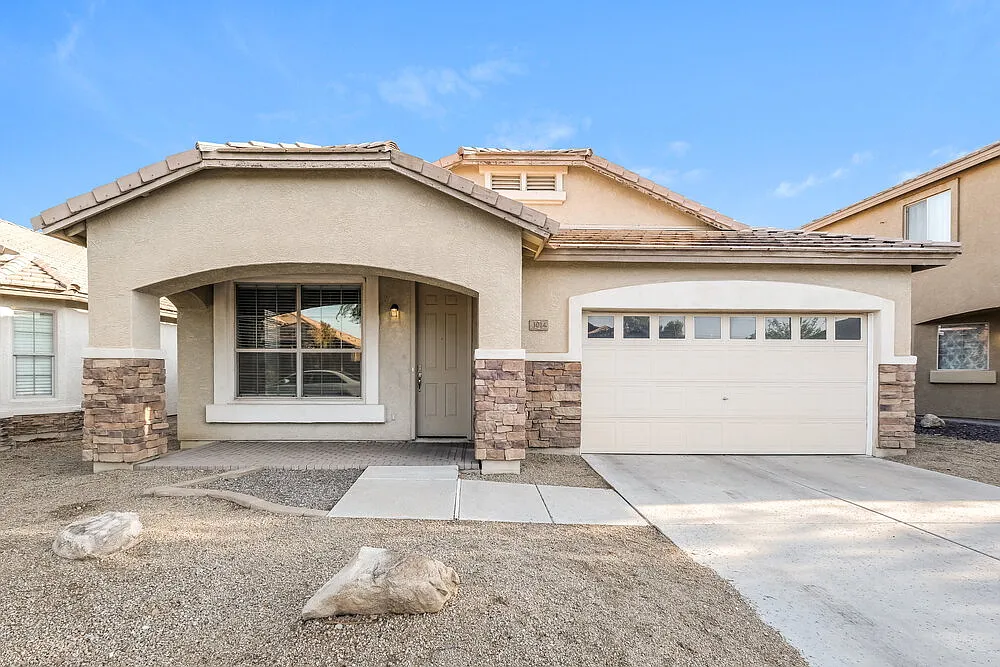 3 bed, 2.0 bath, 1900 sqft, $2,010 — Photo 1