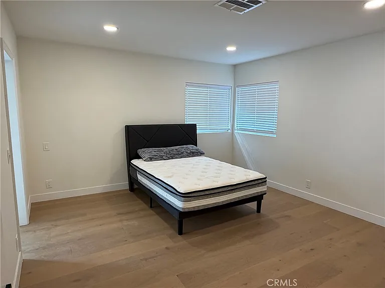 19216 Calvert St — Photo 15
