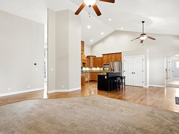 5th image of 182 N Sierra Way W