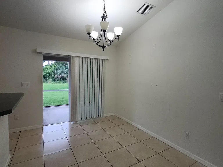 842 SE Walters Ter — Photo 14