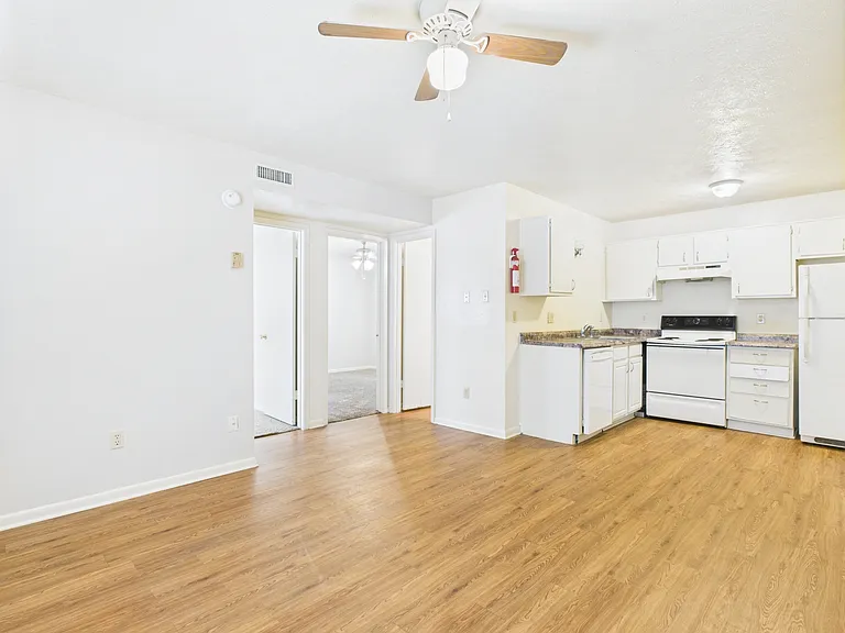 403 Boyett St N — Photo 5