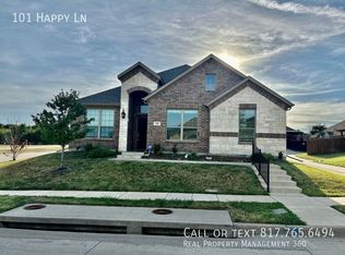 101 Happy Ln, Red Oak, TX 75154