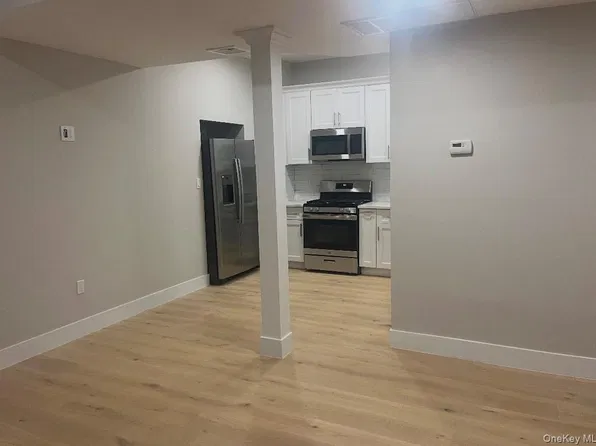 111 Roosevelt Ave #C, Mineola, NY 11501