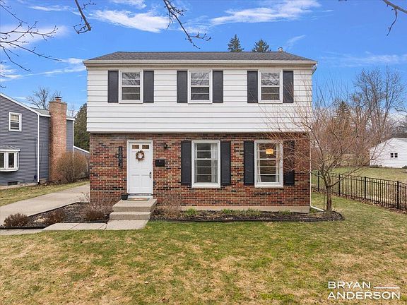 2nd image of 1829 Lonsdale Dr NE