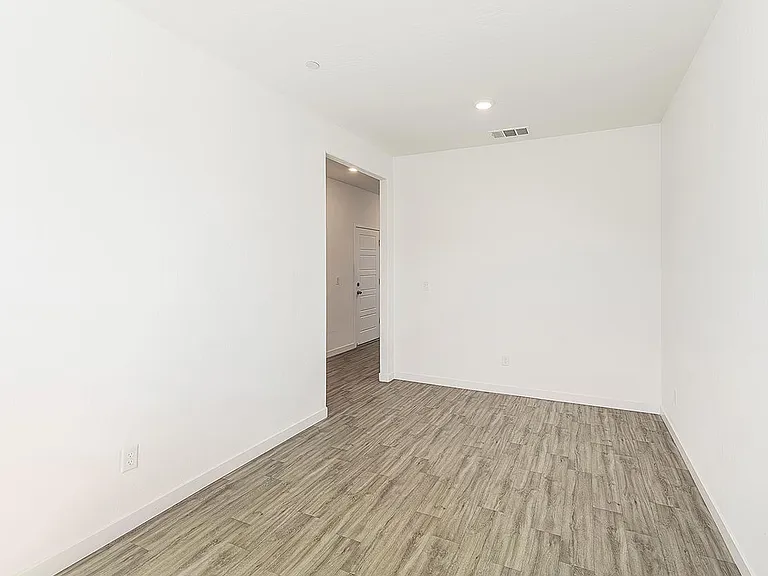 2844 N Vahe — Photo 17
