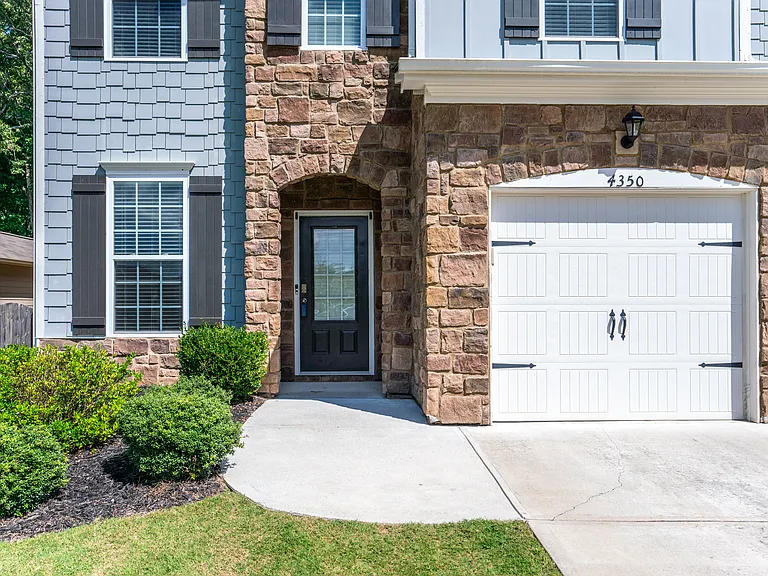 4350 Cordova Ln — Photo 3