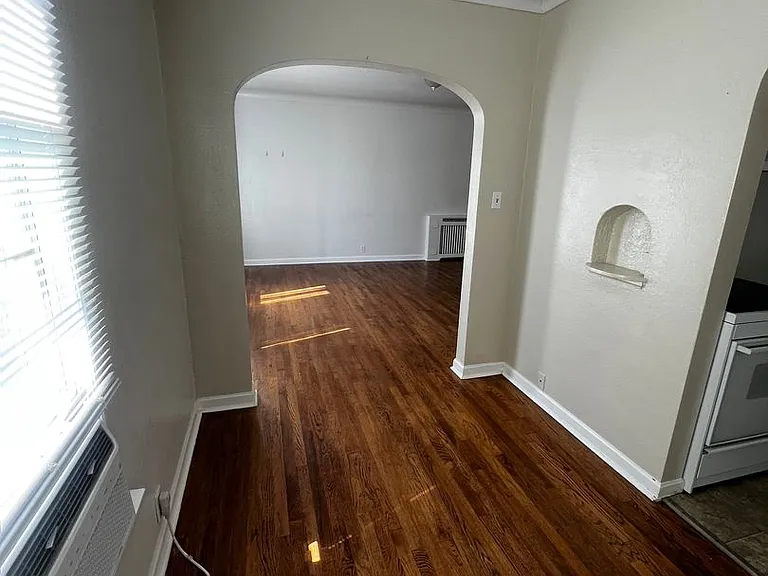 422 E Terry St — Photo 7