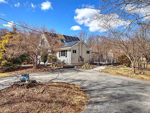 3rd image of 121 Jenckes Hill Rd