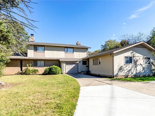 3129 Warrensville Center Rd, Shaker Heights, OH 44122