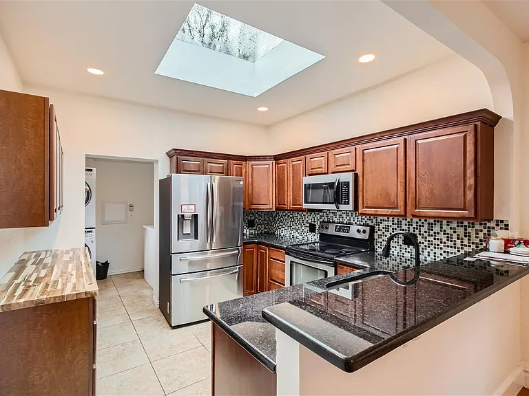 2805 N Franklin St — Photo 2