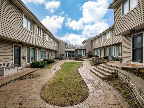 1150 Meadow Rd, Northbrook, IL 60062